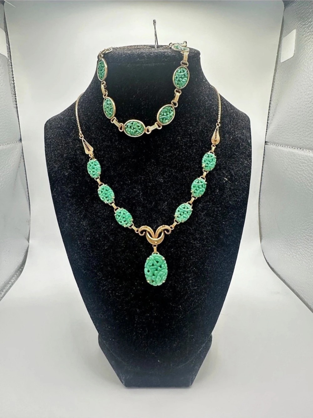 Green & Gold Statement Necklace Set Like New